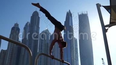 肌肉男在街上锻炼，背景是迪拜的<strong>摩天</strong>大楼。 健康观念
